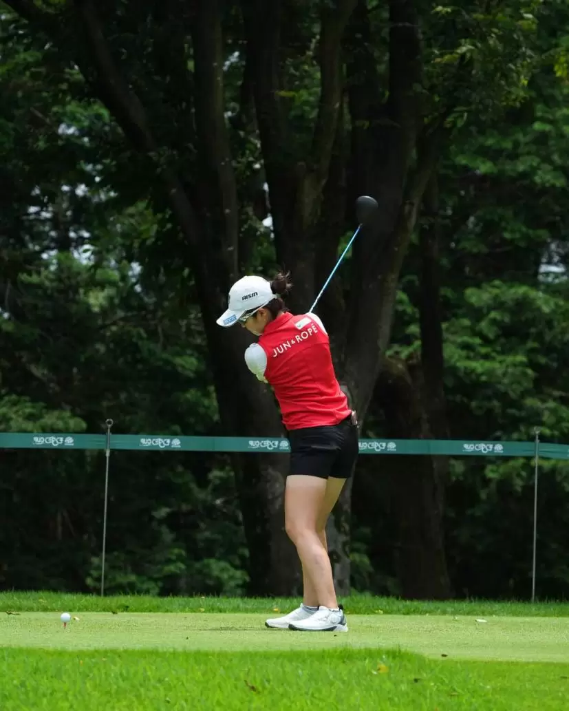 三ヶ島かなのドライバースイング（前方）