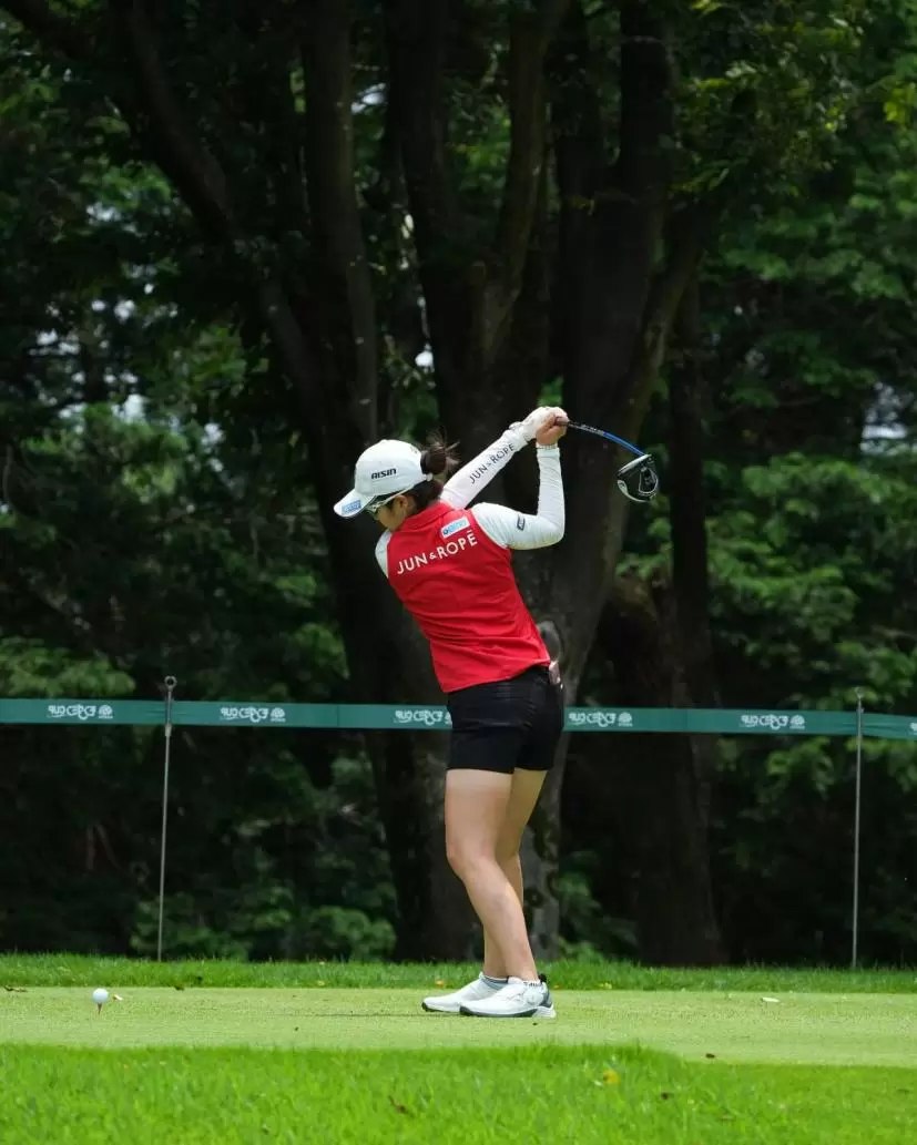 三ヶ島かなのドライバースイング（前方）