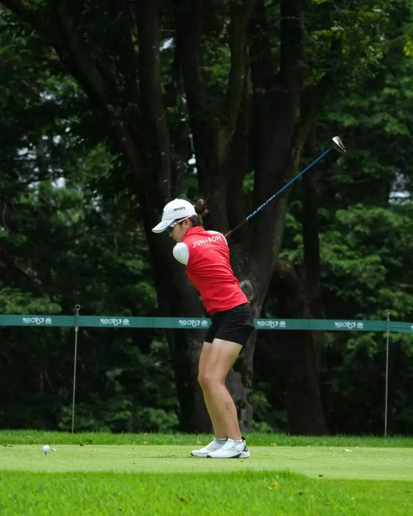 三ヶ島かなのドライバースイング（前方）