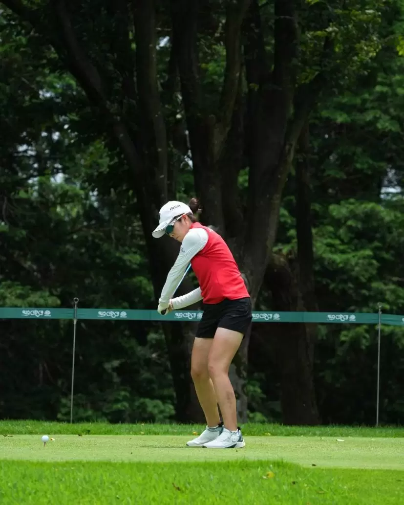 三ヶ島かなのドライバースイング（前方）