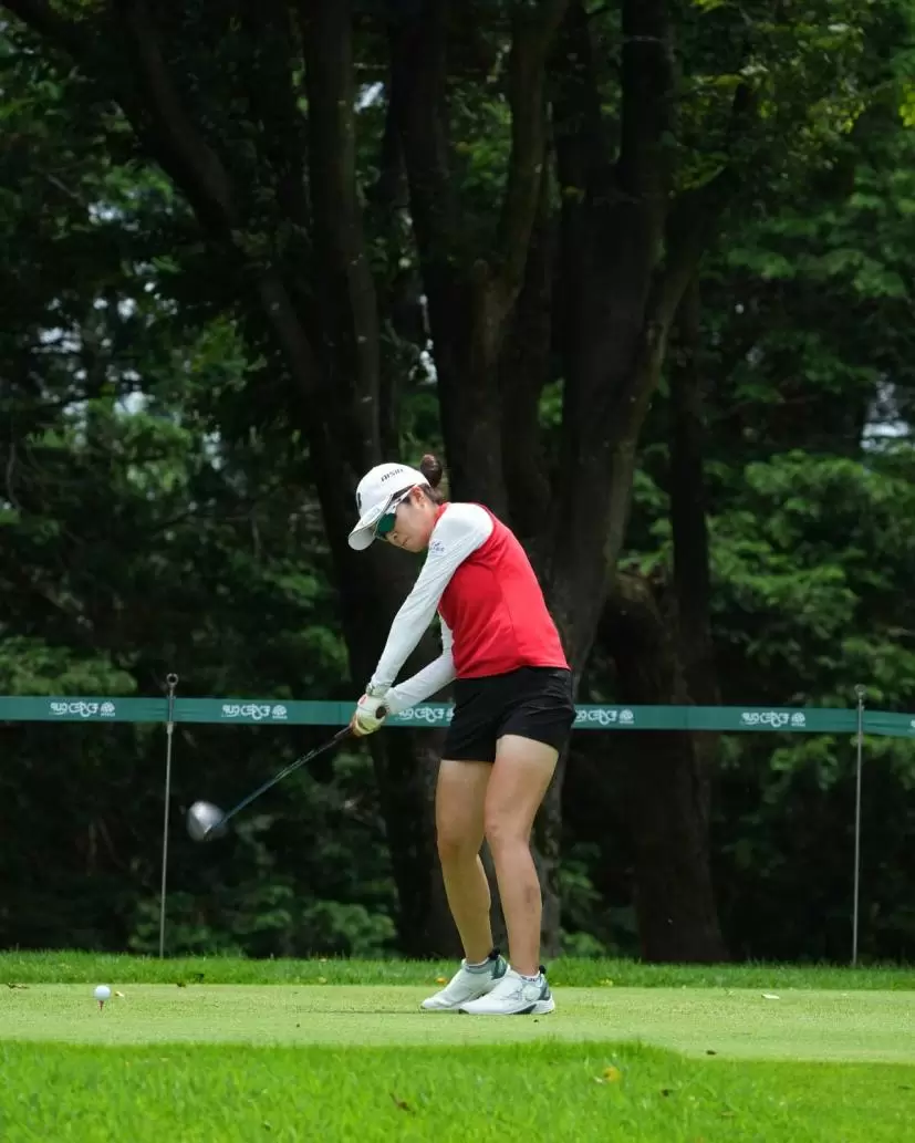 三ヶ島かなのドライバースイング（前方）