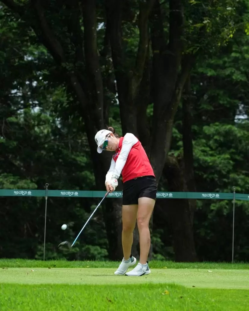 三ヶ島かなのドライバースイング（前方）