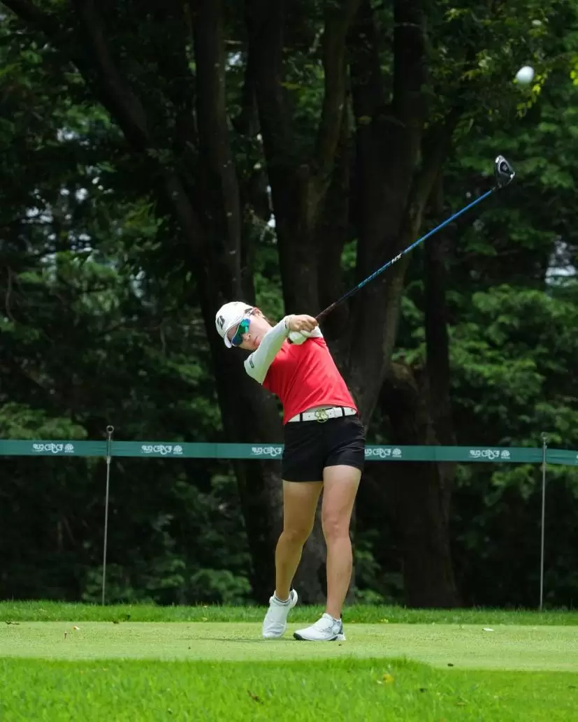 三ヶ島かなのドライバースイング（前方）