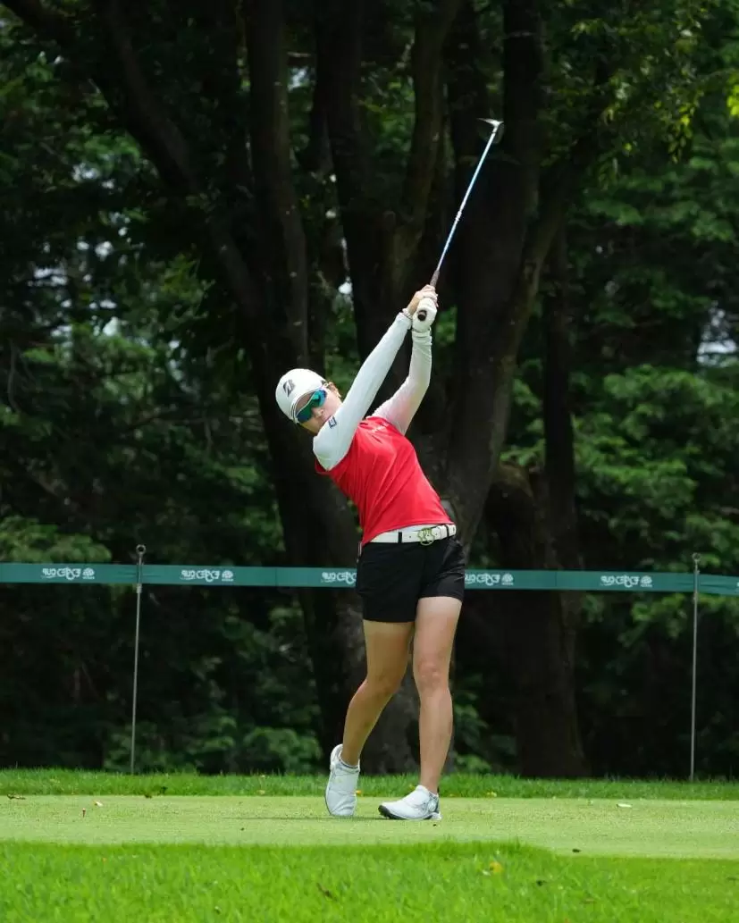 三ヶ島かなのドライバースイング（前方）