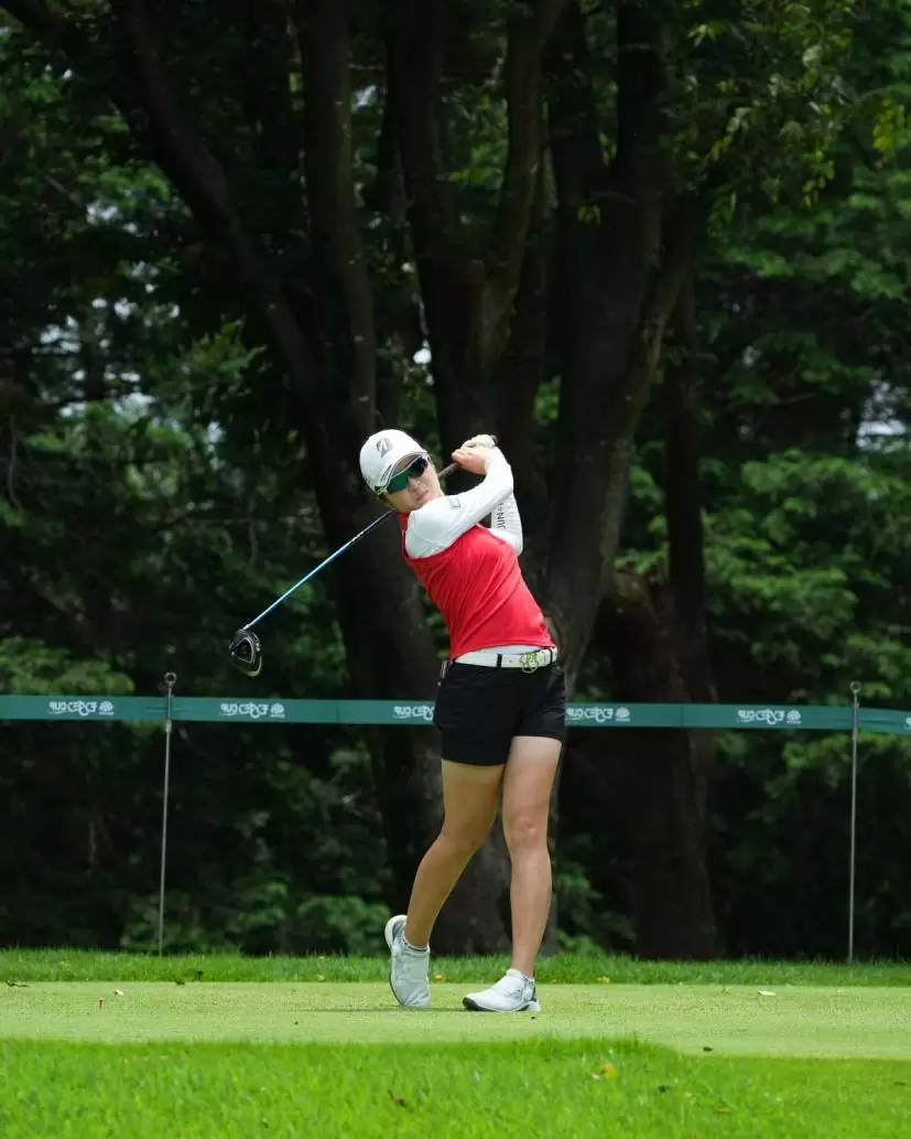 三ヶ島かなのドライバースイング（前方）