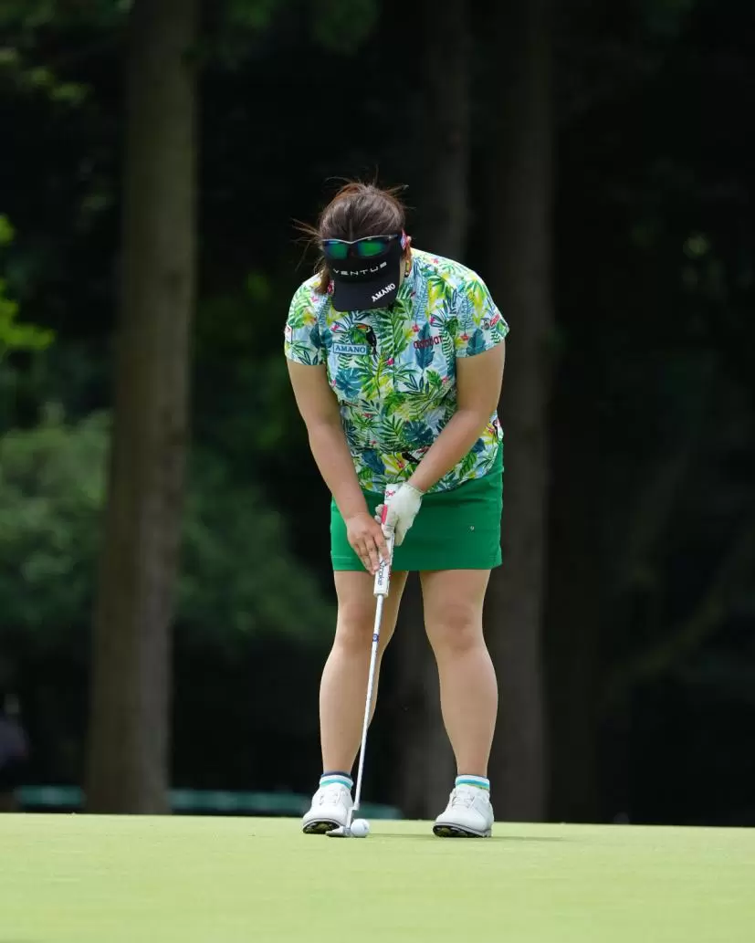 吉田弓美子のパッティングストローク（正面）