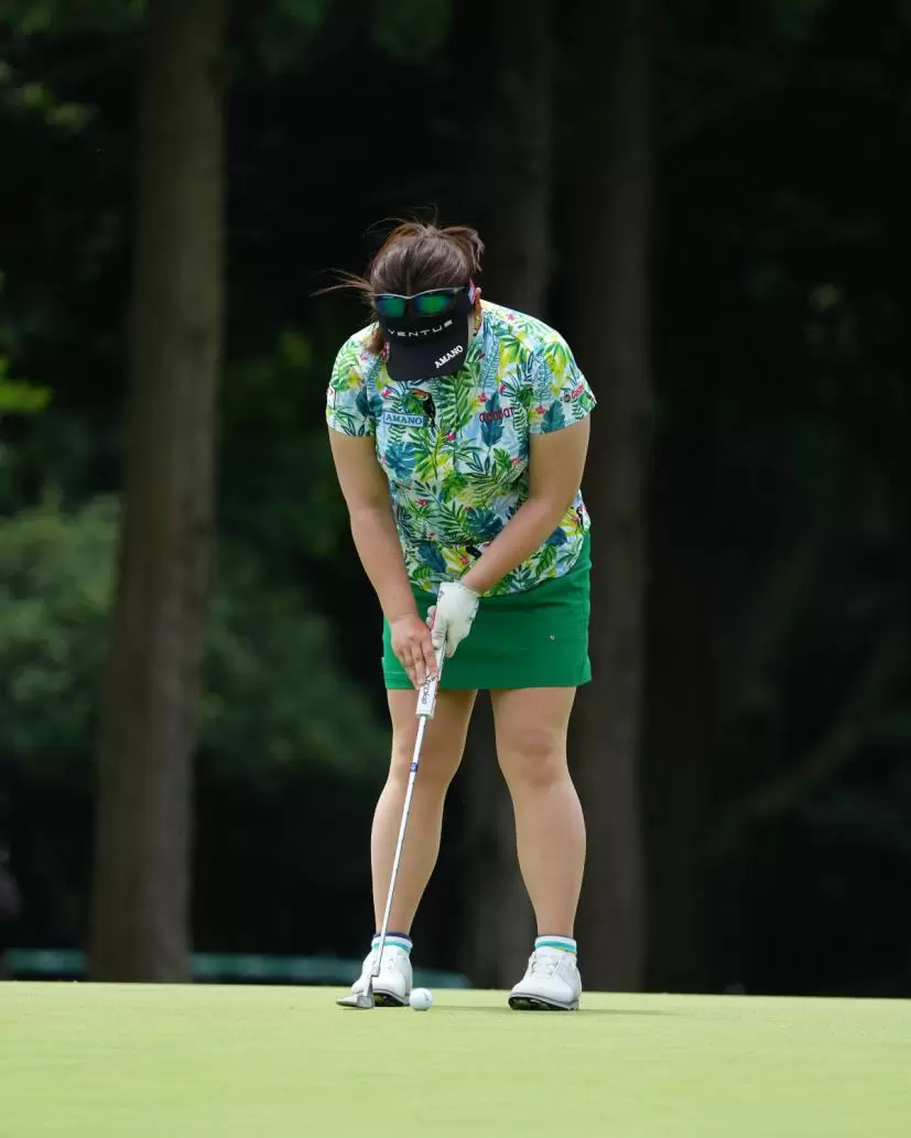 吉田弓美子のパッティングストローク（正面）