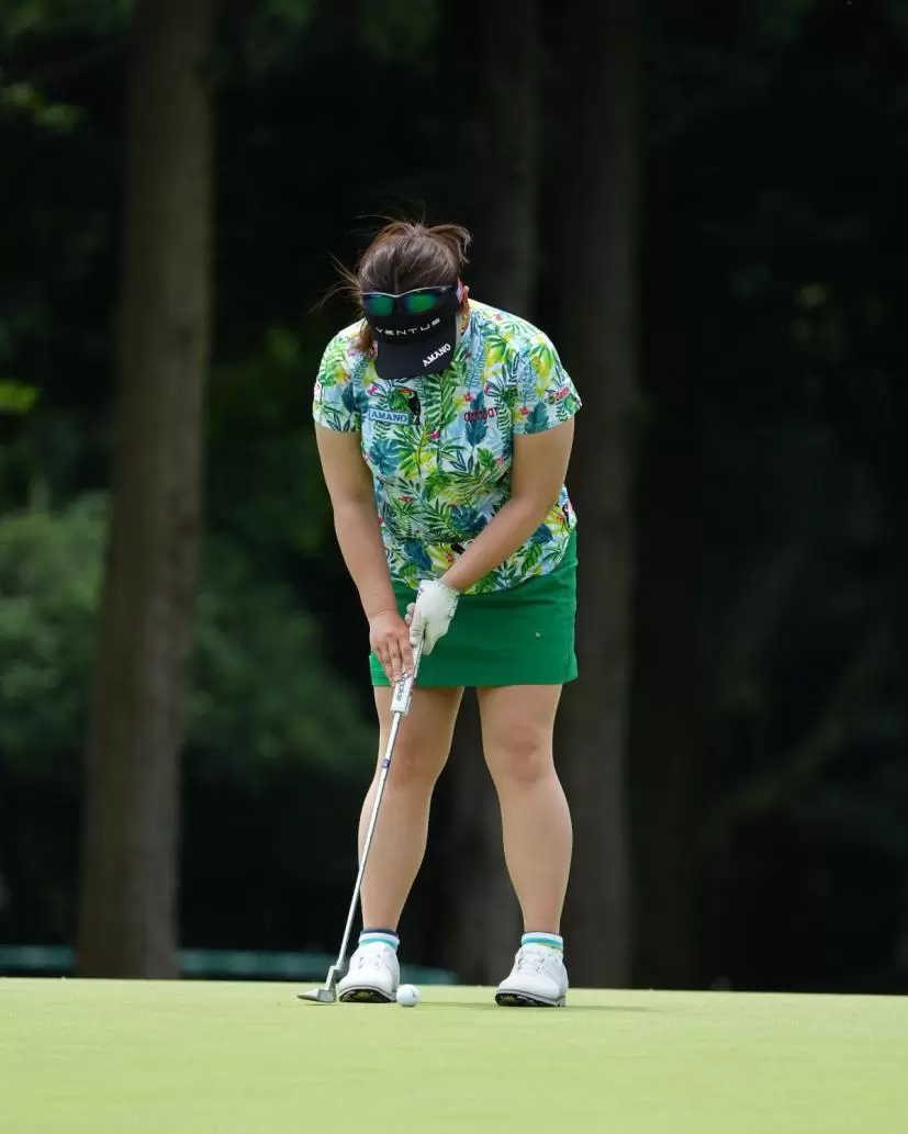 吉田弓美子のパッティングストローク（正面）