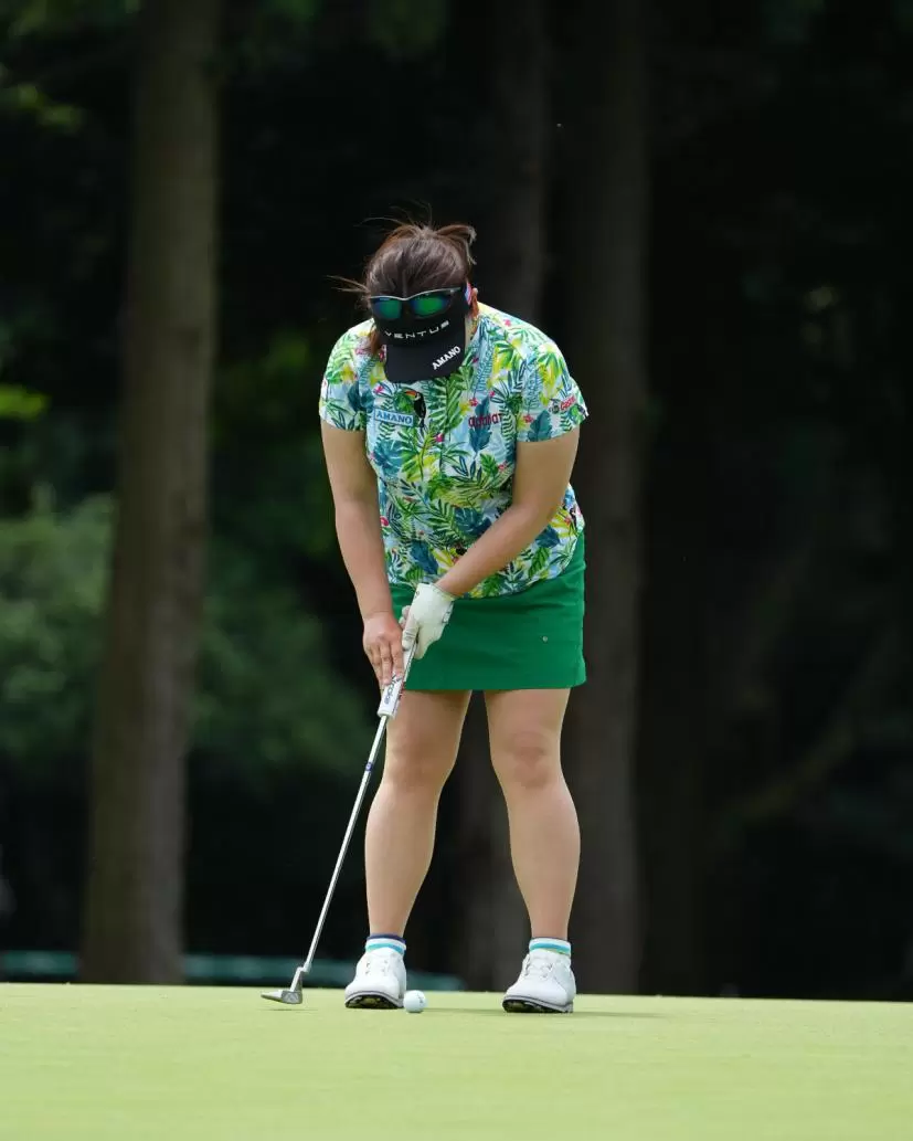 吉田弓美子のパッティングストローク（正面）