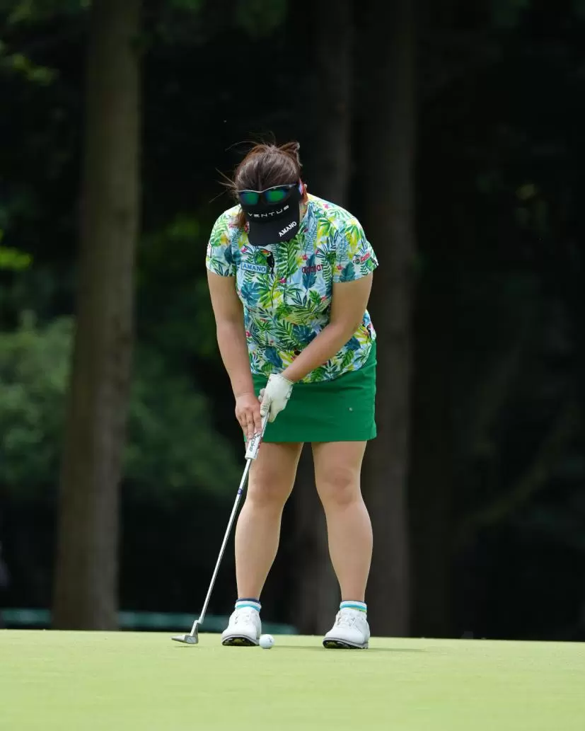 吉田弓美子のパッティングストローク（正面）