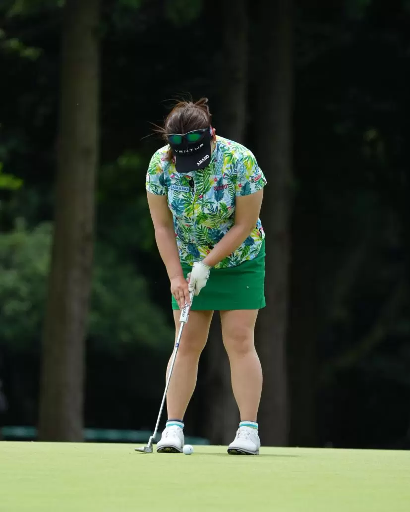 吉田弓美子のパッティングストローク（正面）