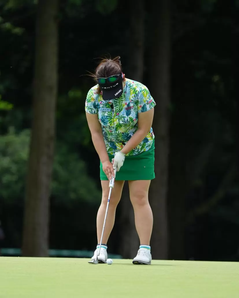 吉田弓美子のパッティングストローク（正面）