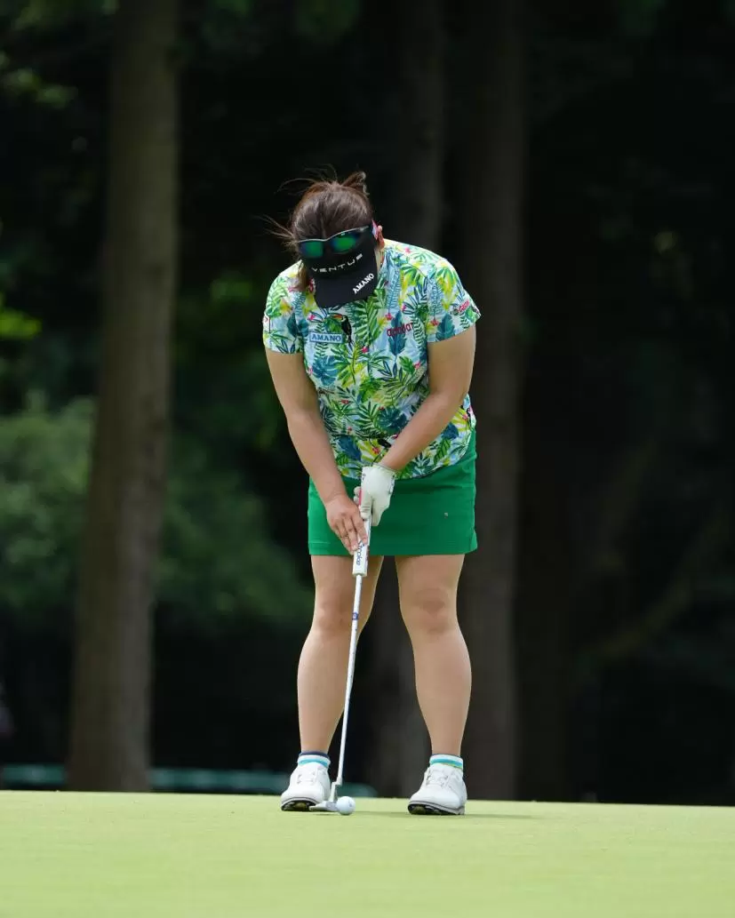 吉田弓美子のパッティングストローク（正面）