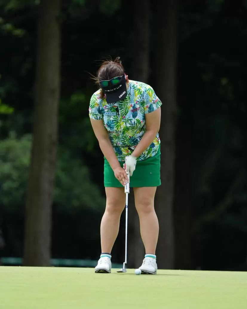 吉田弓美子のパッティングストローク（正面）