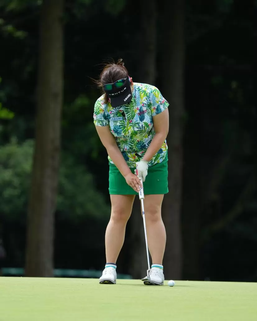 吉田弓美子のパッティングストローク（正面）