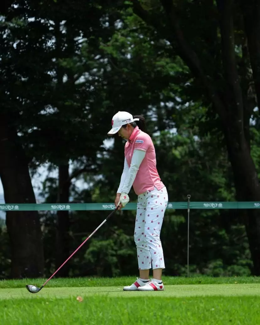 堀琴音のドライバースイング（斜め前方）