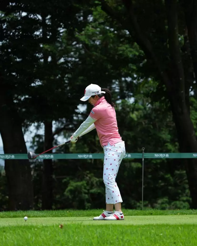 堀琴音のドライバースイング（斜め前方）