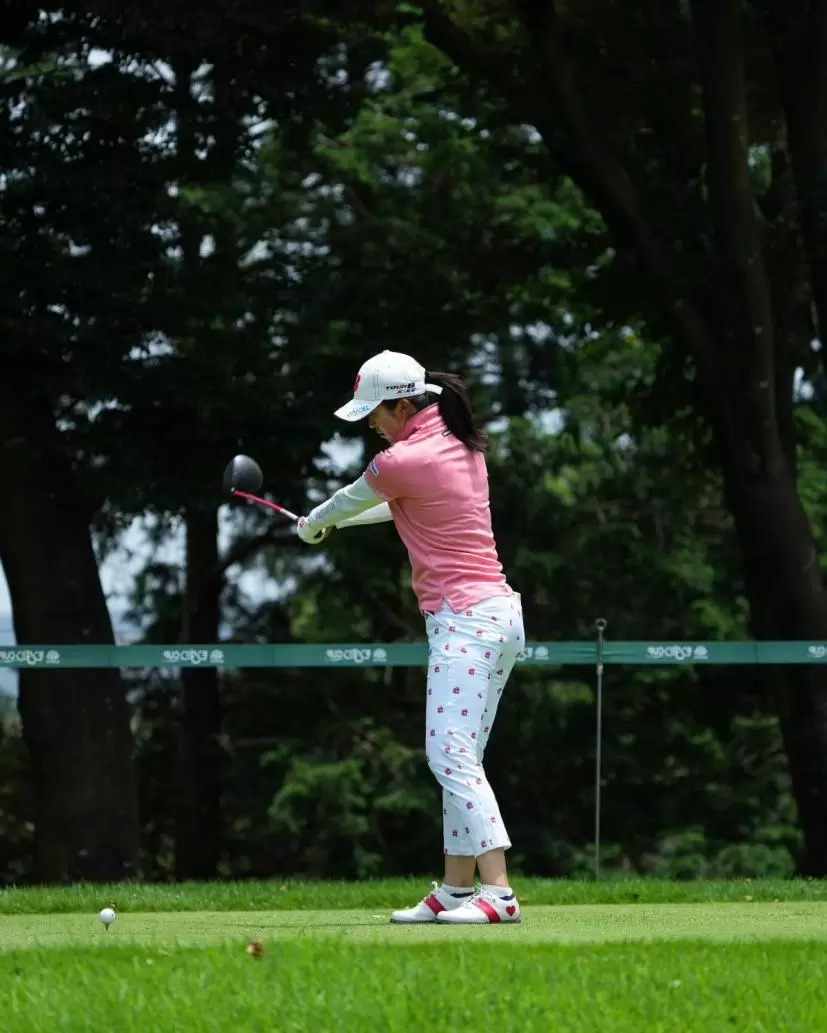 堀琴音のドライバースイング（斜め前方）