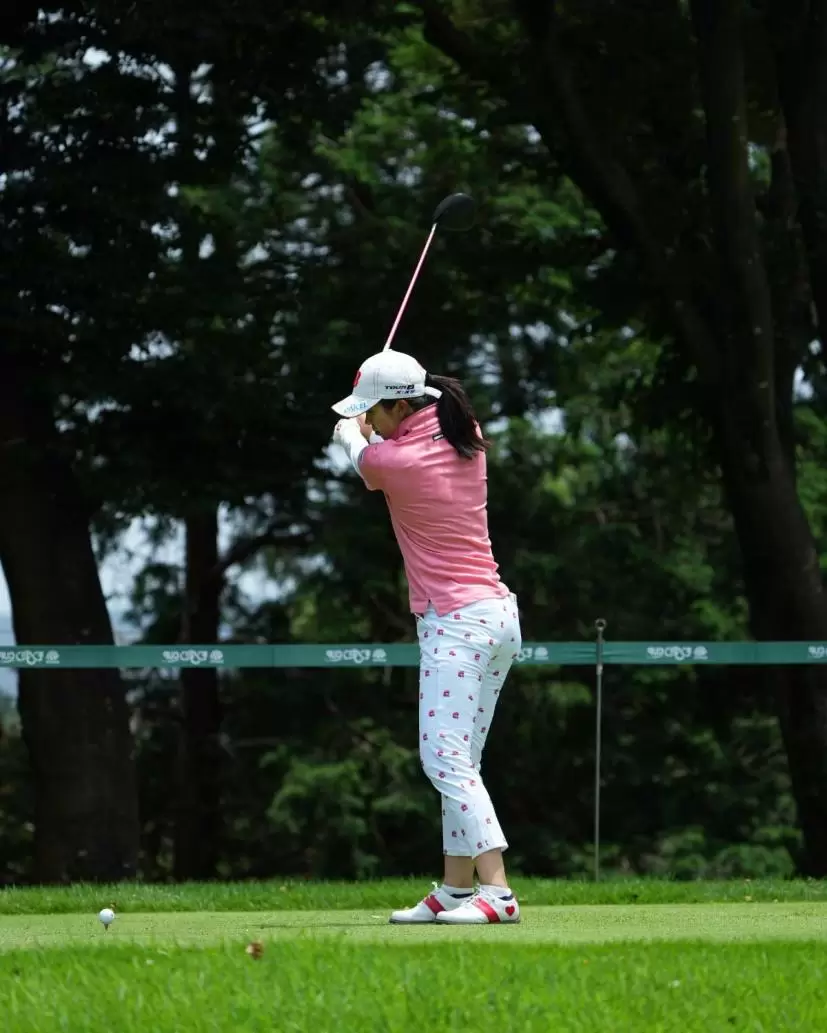 堀琴音のドライバースイング（斜め前方）