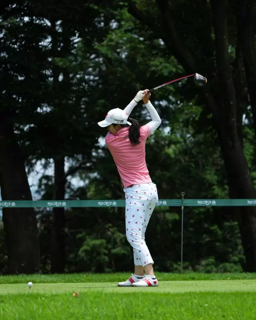 堀琴音のドライバースイング（斜め前方）