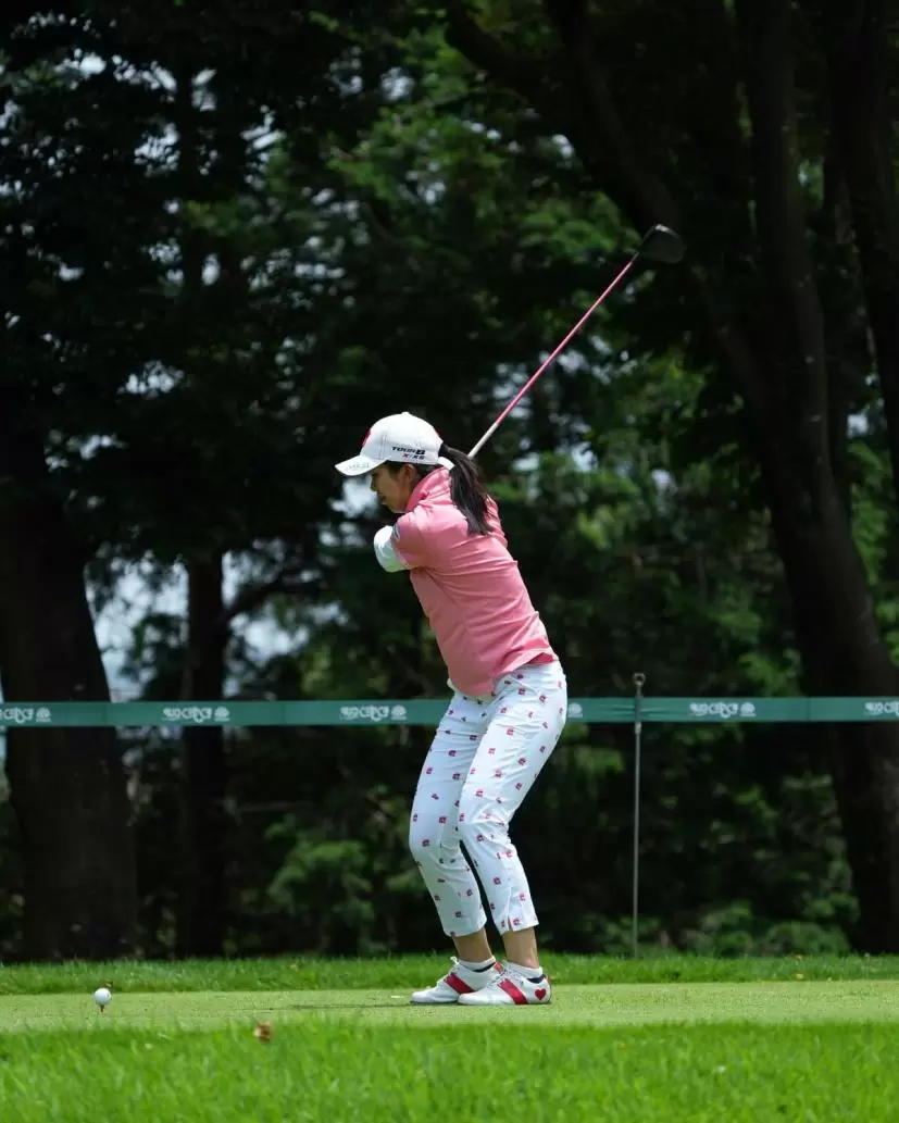 堀琴音のドライバースイング（斜め前方）