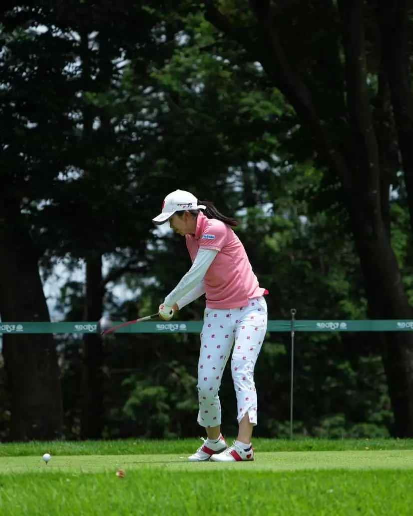 堀琴音のドライバースイング（斜め前方）