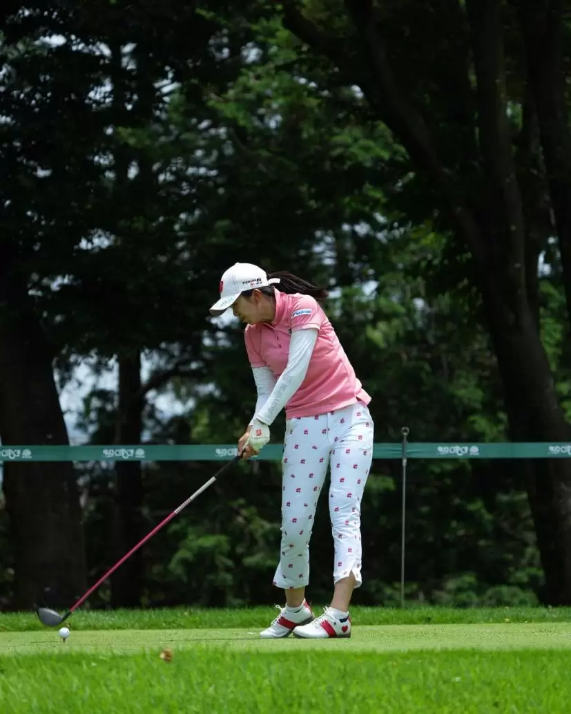 堀琴音のドライバースイング（斜め前方）