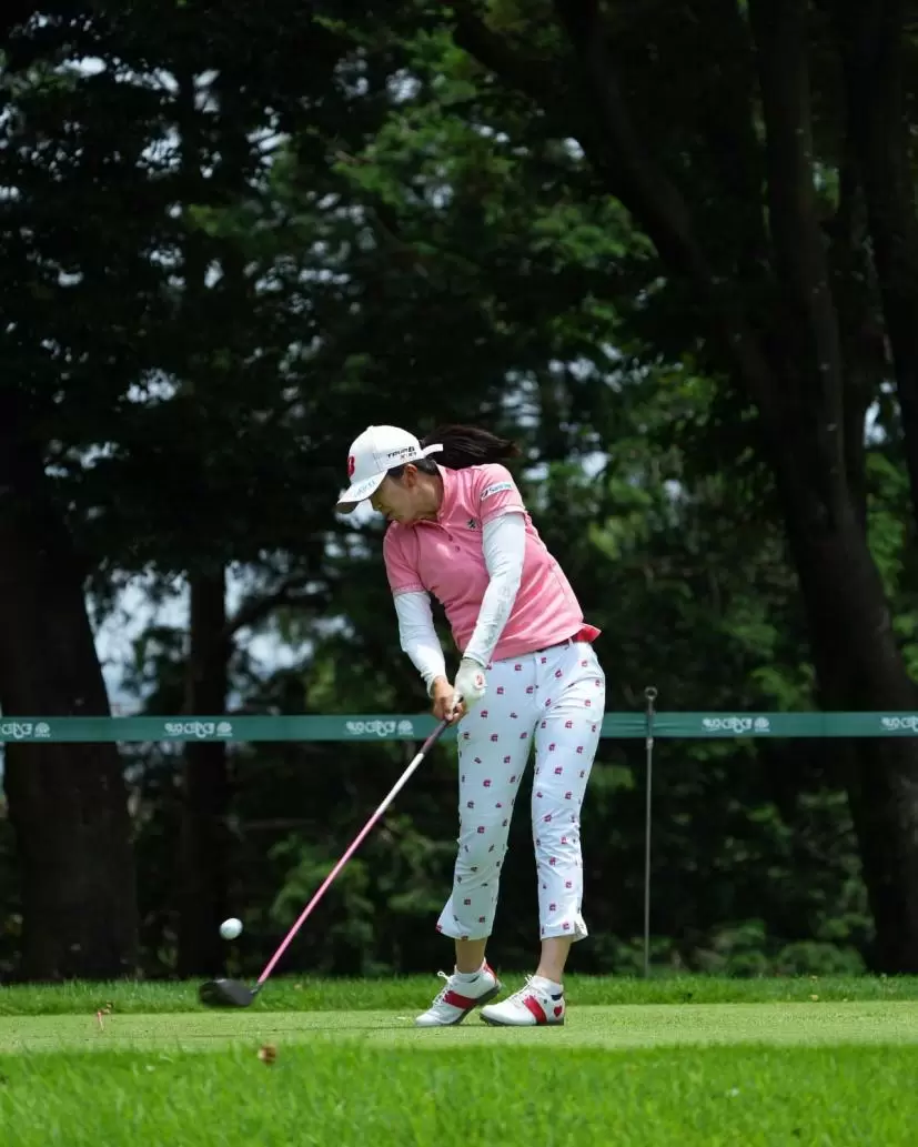 堀琴音のドライバースイング（斜め前方）