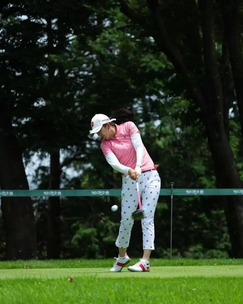 堀琴音のドライバースイング（斜め前方）