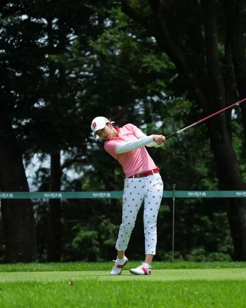 堀琴音のドライバースイング（斜め前方）