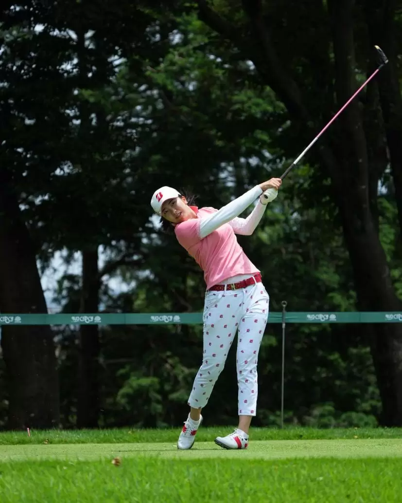 堀琴音のドライバースイング（斜め前方）