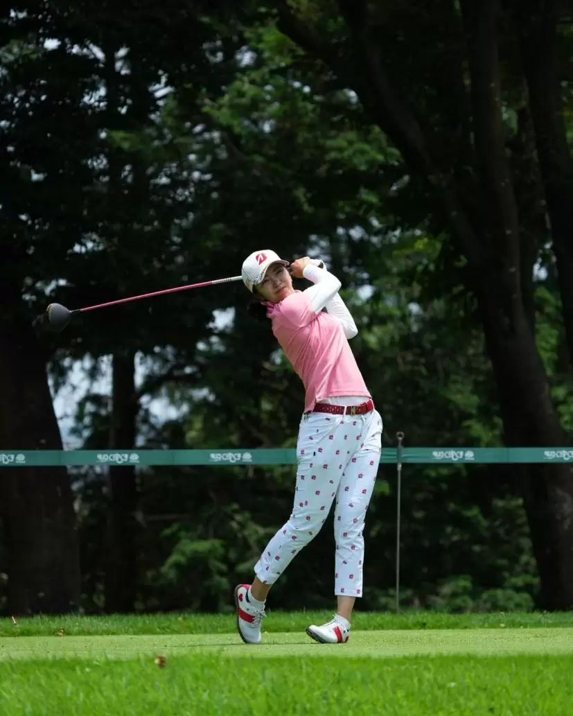 堀琴音のドライバースイング（斜め前方）