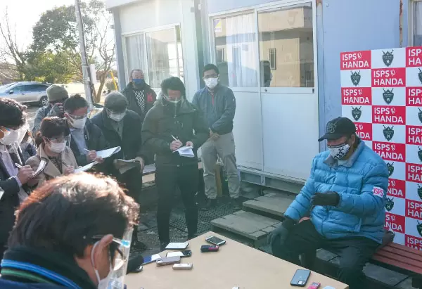 インタビューに答えるジャンボ