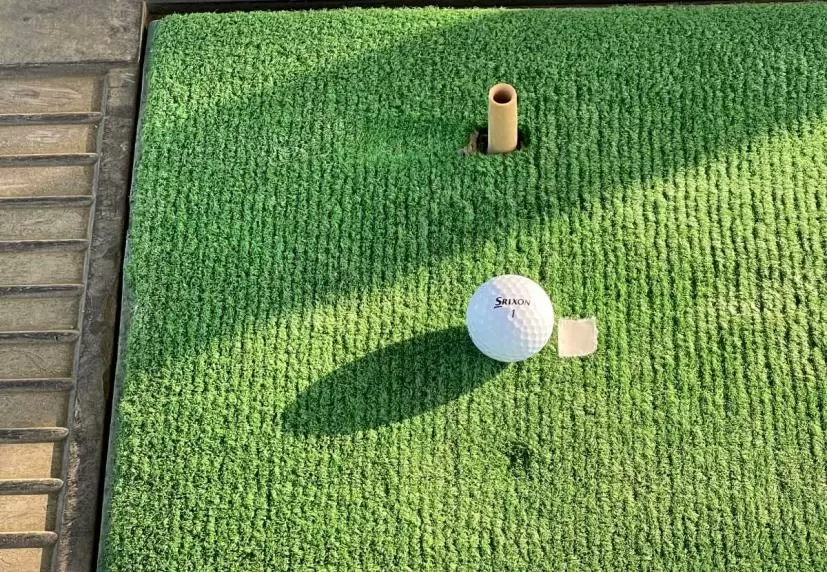 ボールの後方にテープを貼った図