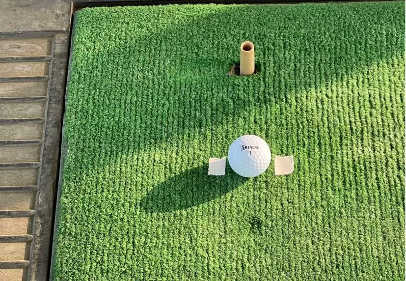 ボールの前後にテープを貼った図