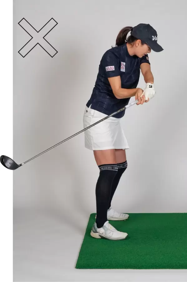 クラブをヨコ振りするとシャフトが寝てしまう