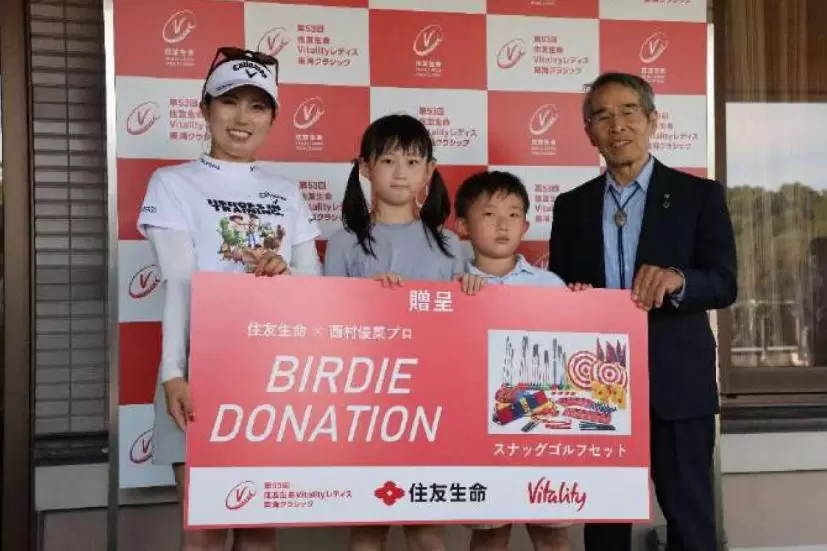 写真：左から西村プロ、美浜町の子どもたち、齋藤美浜町長