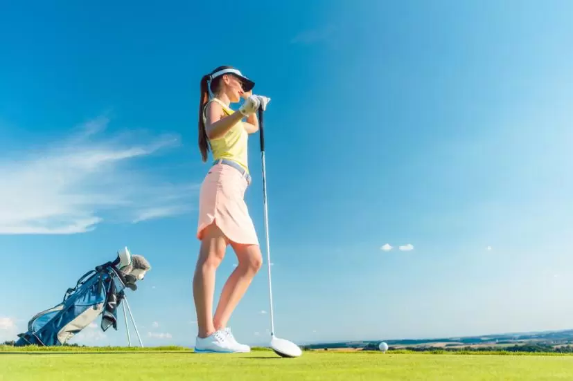 ゴルフで風を読む女性