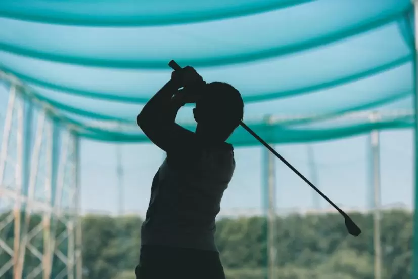 ゴルフ練習場,スイング