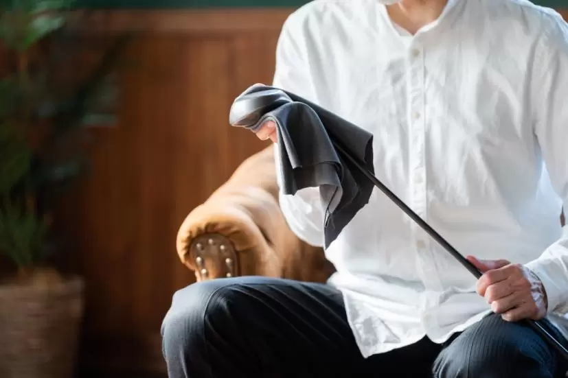 家でゴルフクラブの手入れ