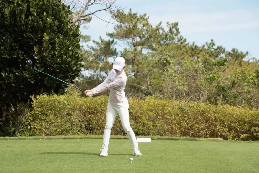 三ヶ島かなのドライバースイング