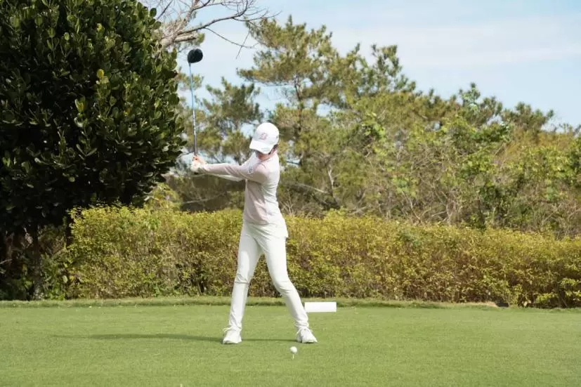 三ヶ島かなのドライバースイング