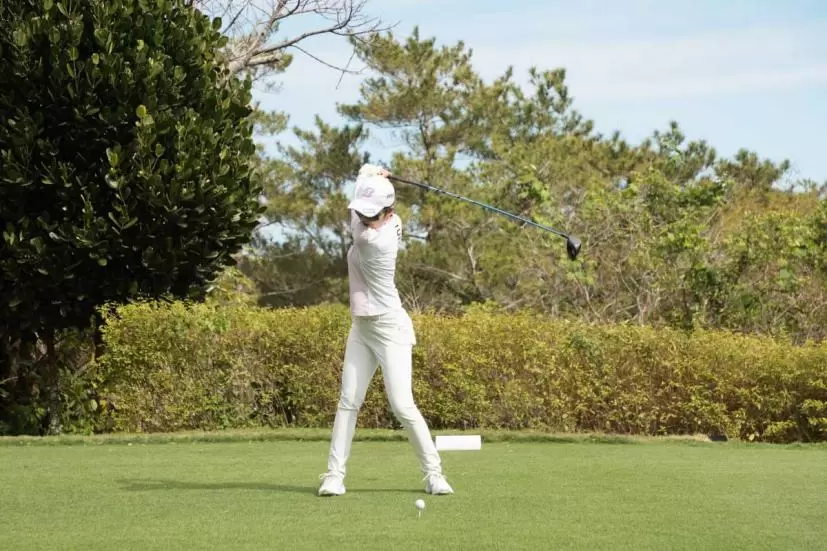 三ヶ島かなのドライバースイング