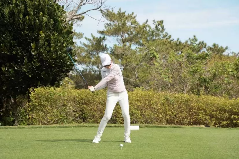 三ヶ島かなのドライバースイング