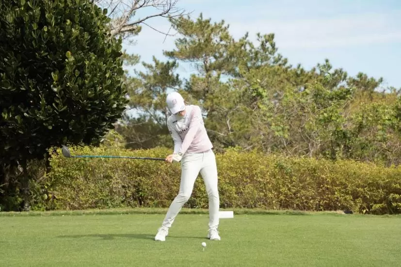 三ヶ島かなのドライバースイング