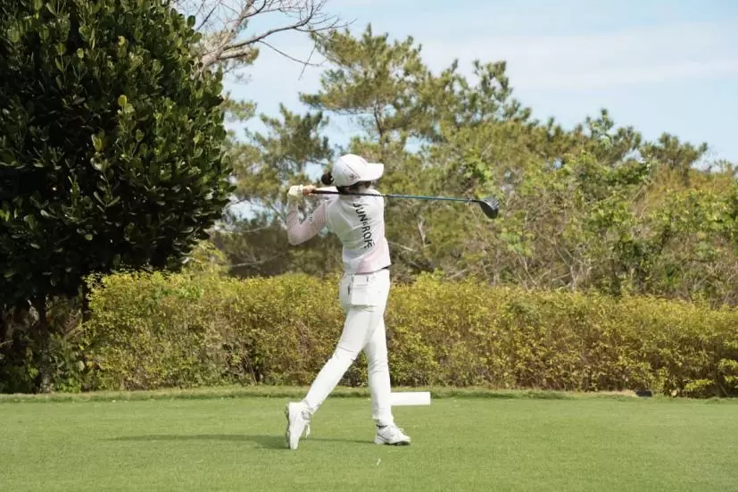 三ヶ島かなのドライバースイング