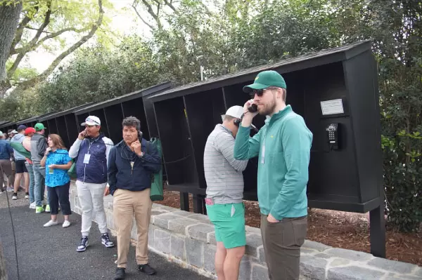 公衆電話に並んでいる人々