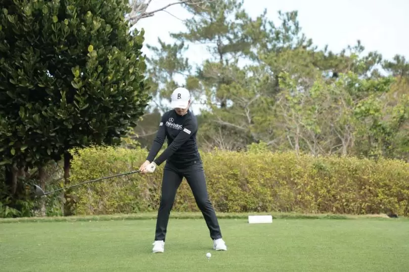 稲見萌寧のドライバースイング