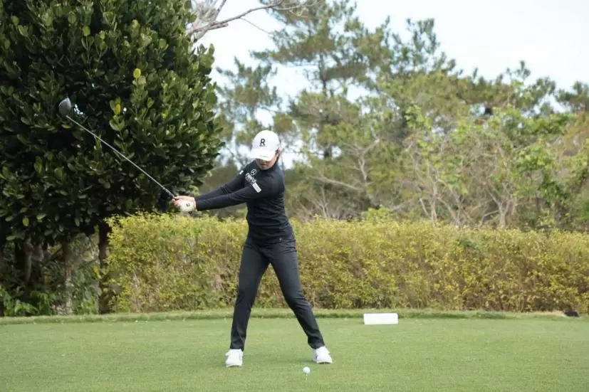 稲見萌寧のドライバースイング