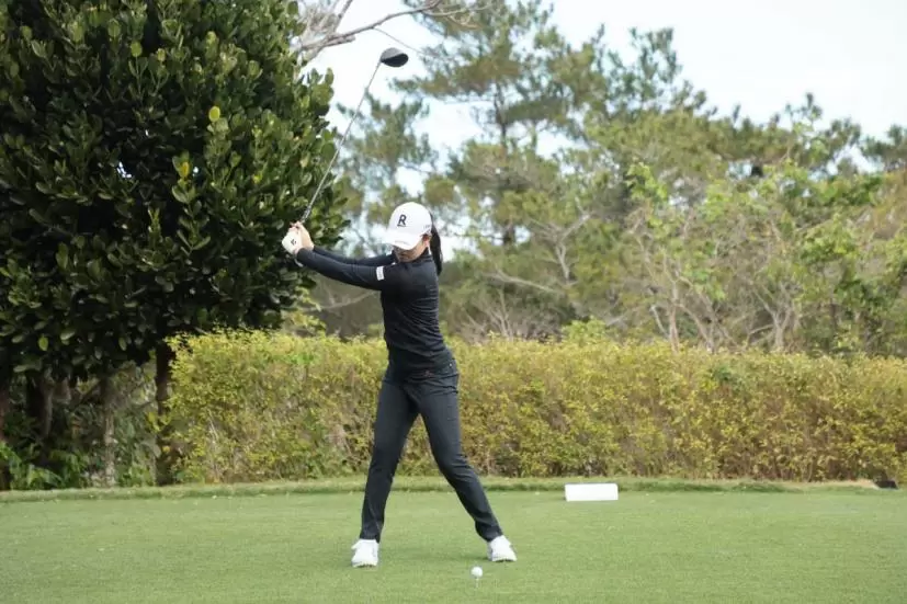 稲見萌寧のドライバースイング